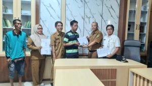 Read more about the article Kepala Dinas Dukcapil Serahkan Dokumen Adminduk Kepada Korban Kebakaran